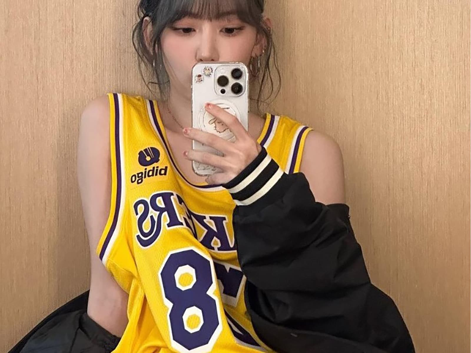 足細くて長っ」宮脇咲良、生脚全開のショーパン×NBAユニフォーム姿に