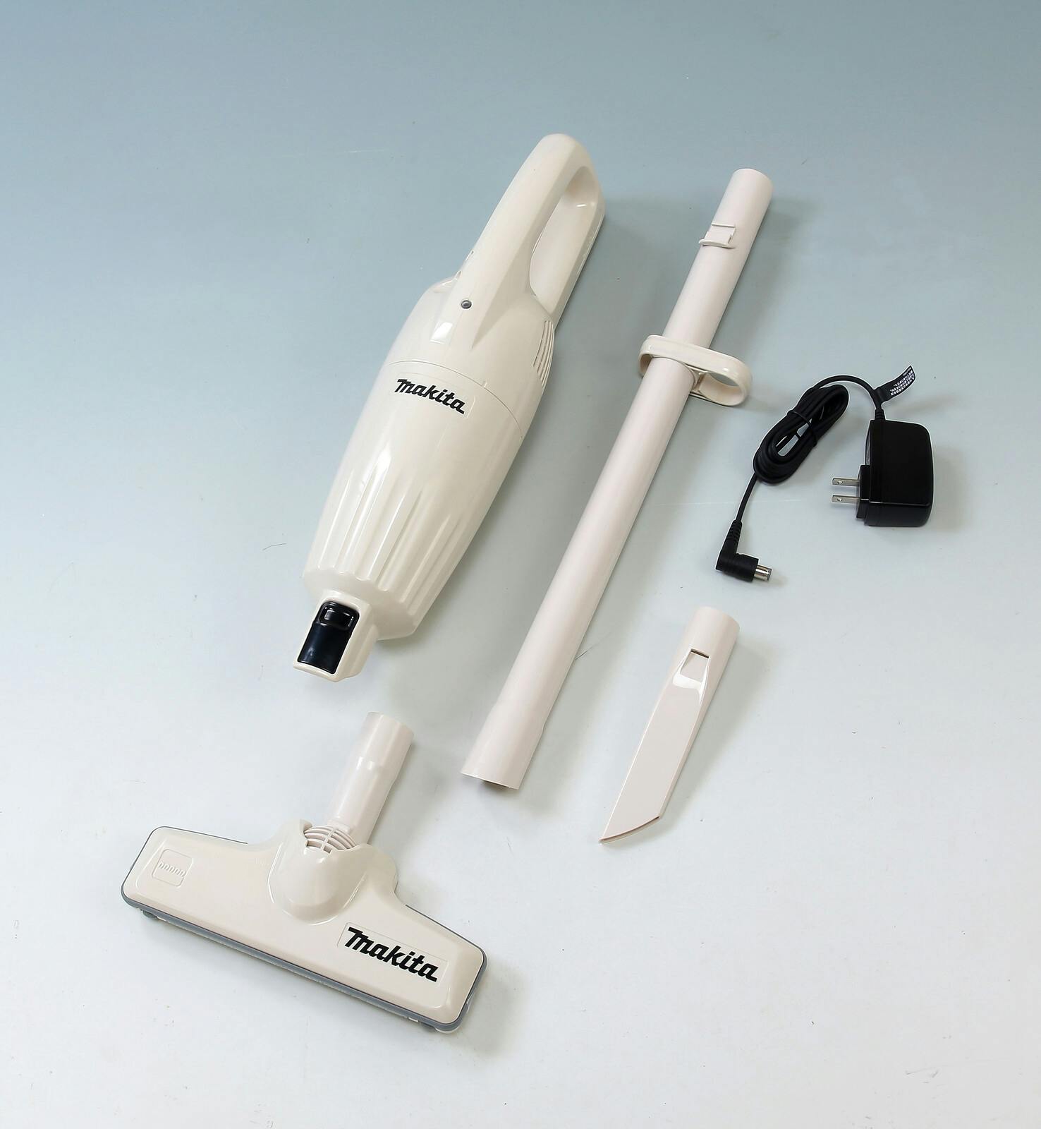 マキタ Makita 掃除機 日本製 コードレスクリーナー 充電式 軽量ボディ