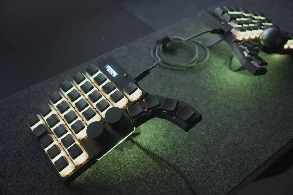 自由な操作の極致：トラックボール内蔵の分割キーボードが最高です