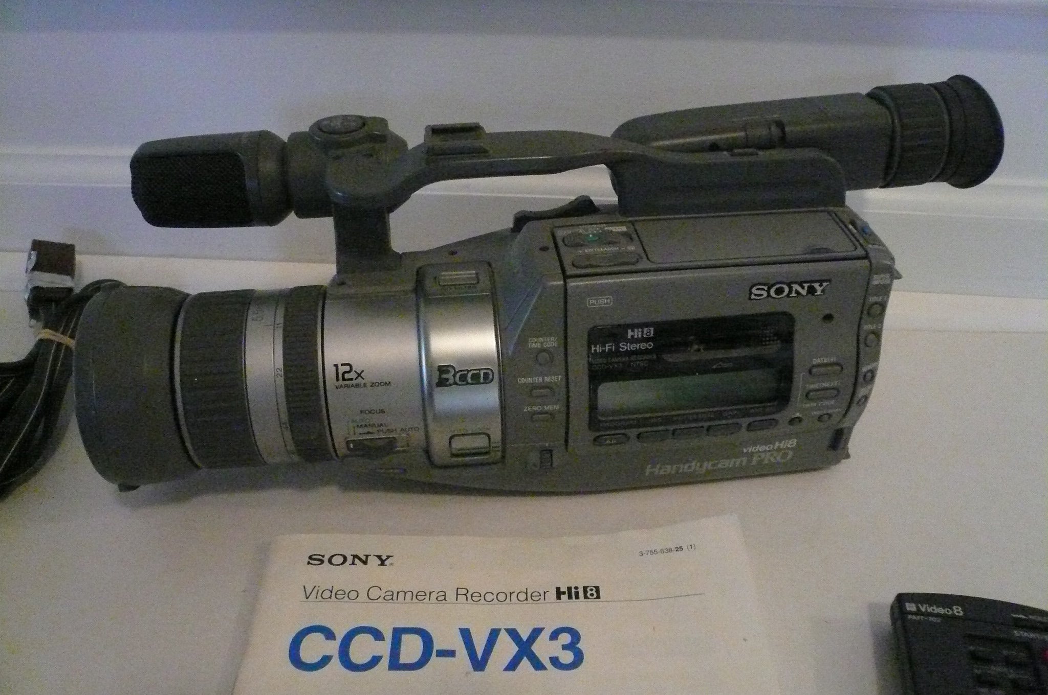 Sony CCD-VX3 Hi8 heavy duty 3 CCD NTSC camcorder plays 8mm Hi8