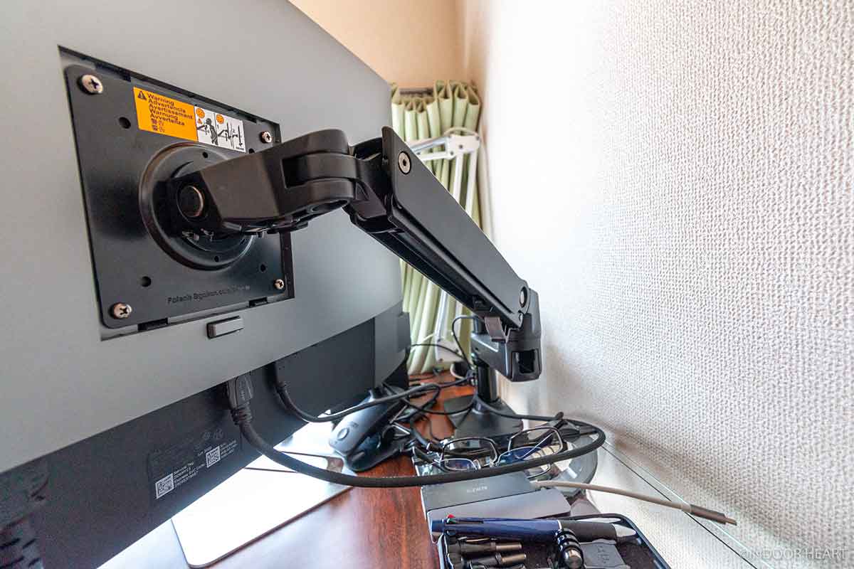 Amazonベーシックのモニターアーム」レビュー。モニターを自分好みの