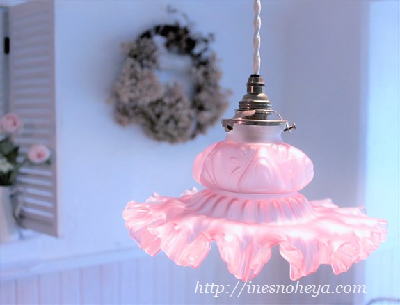 チェリーピンクのフリルガラスが可愛いフランスヴィンテージ・ガラス