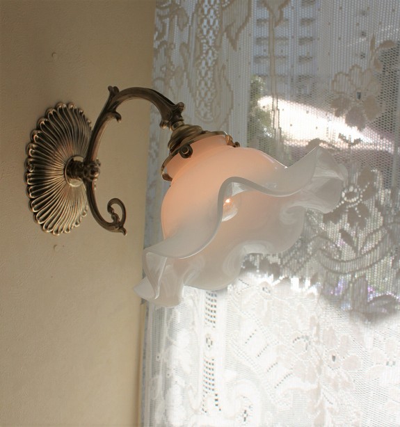 ヨーロッパの香りが感じられる素敵な真鍮製ブラケットライト＆ミルク