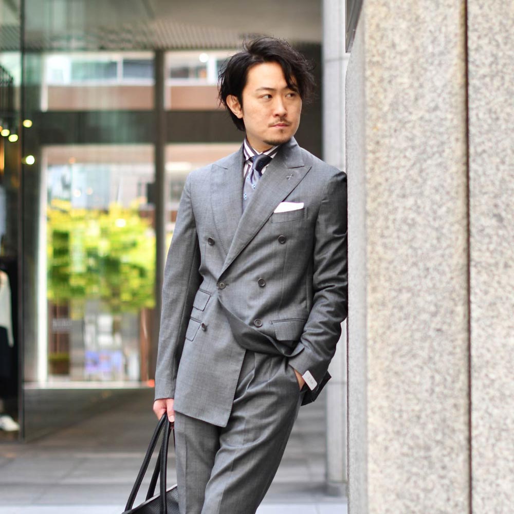 貫禄たっぷりのグレースーツを若々しくコーデ！De Petrillo【デ