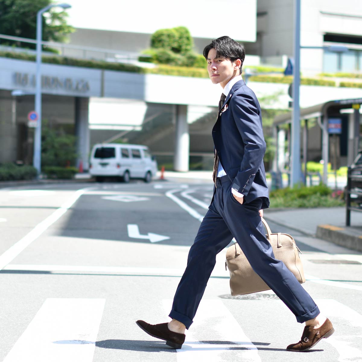 夏場のタイドアップを軽快に！モダンクラシックなネイビースーツ