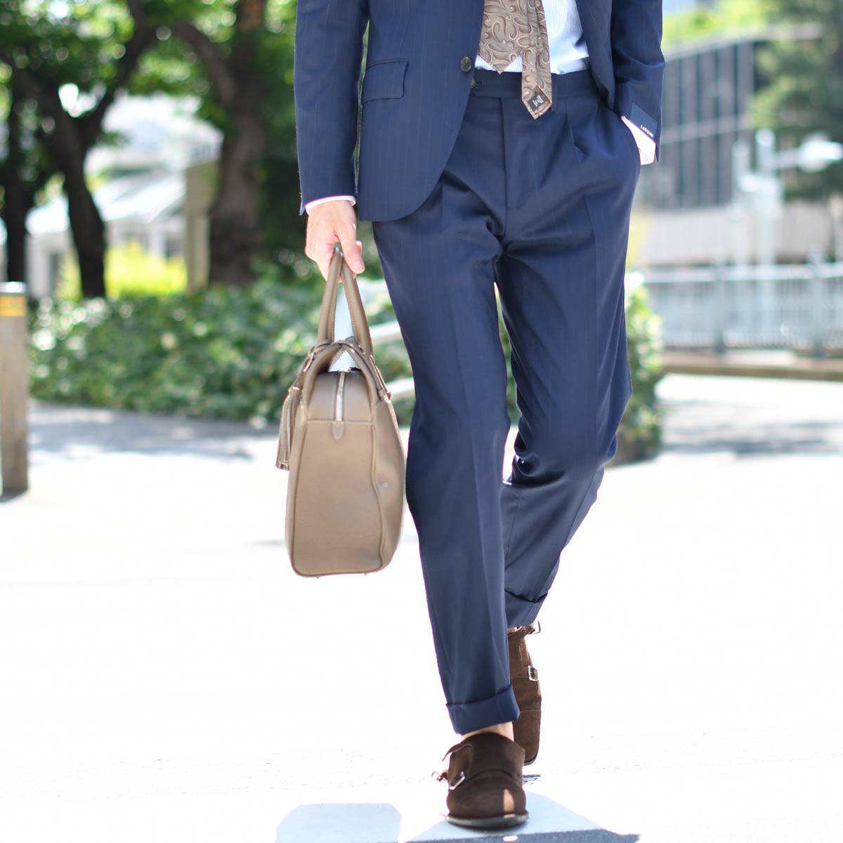 夏場のタイドアップを軽快に！モダンクラシックなネイビースーツ