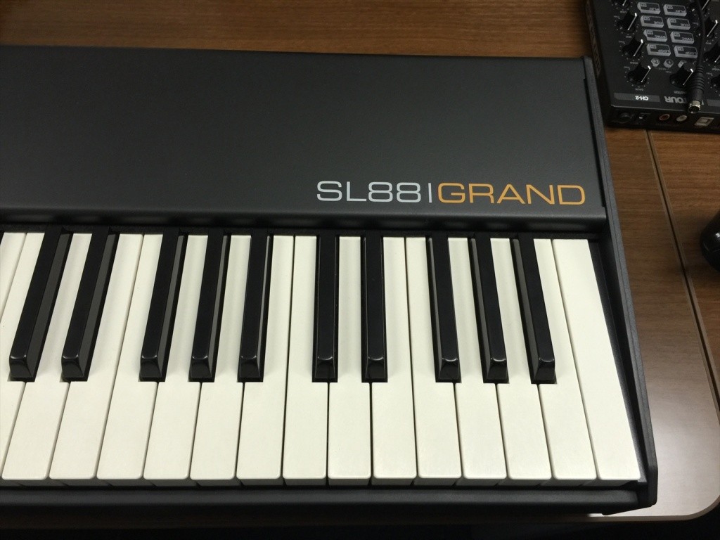 FATAR製木製鍵盤搭載、88鍵MIDIマスターキーボード Studiologic SL88