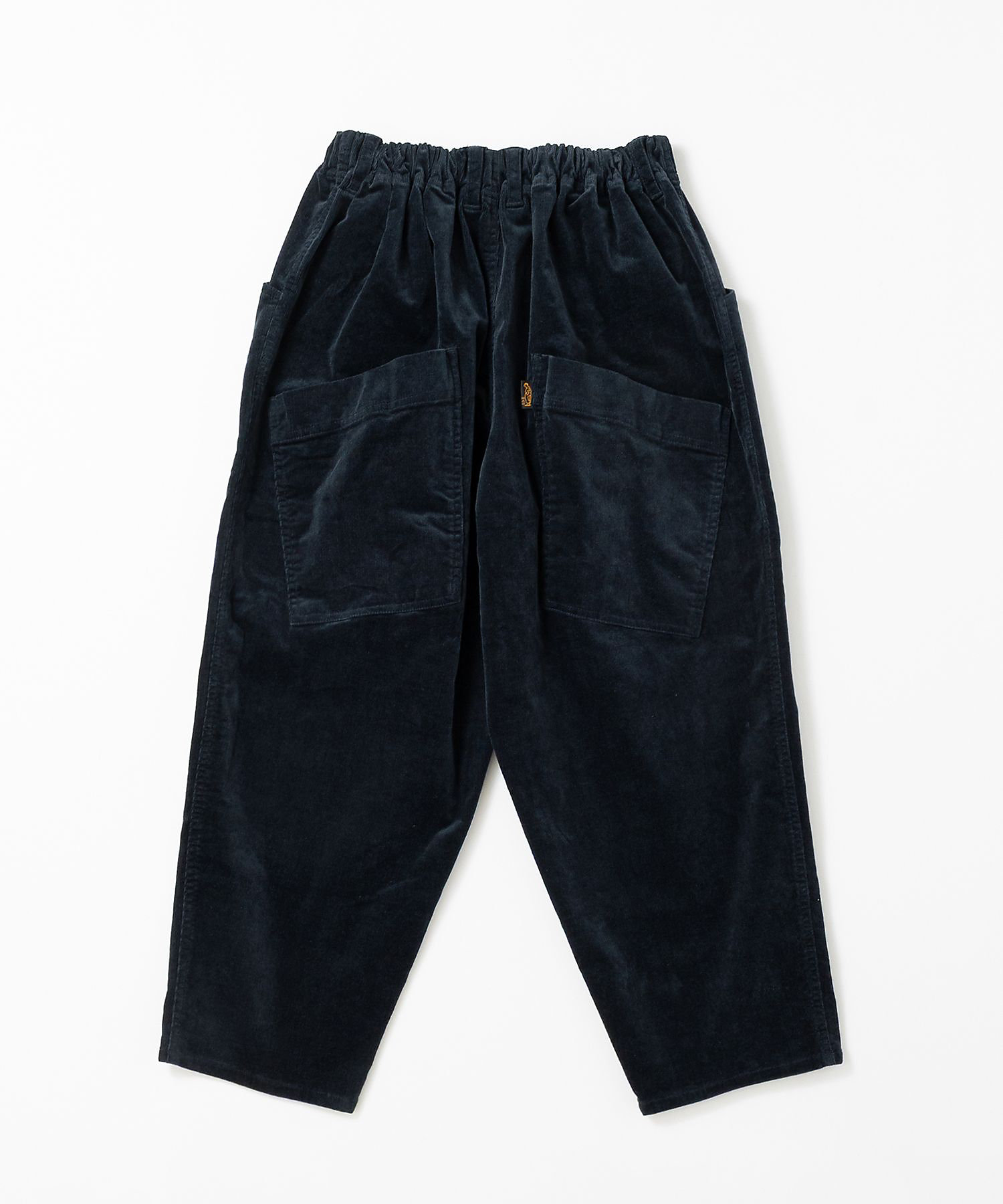 マオパンツ・25 細コーデュロイ素材のバックポケットパンツ