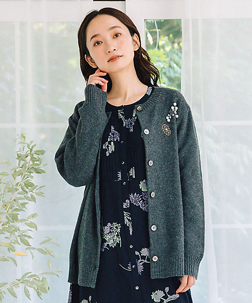 ロジーク 30th ビジューブローチライクニットカーディガン 33ー