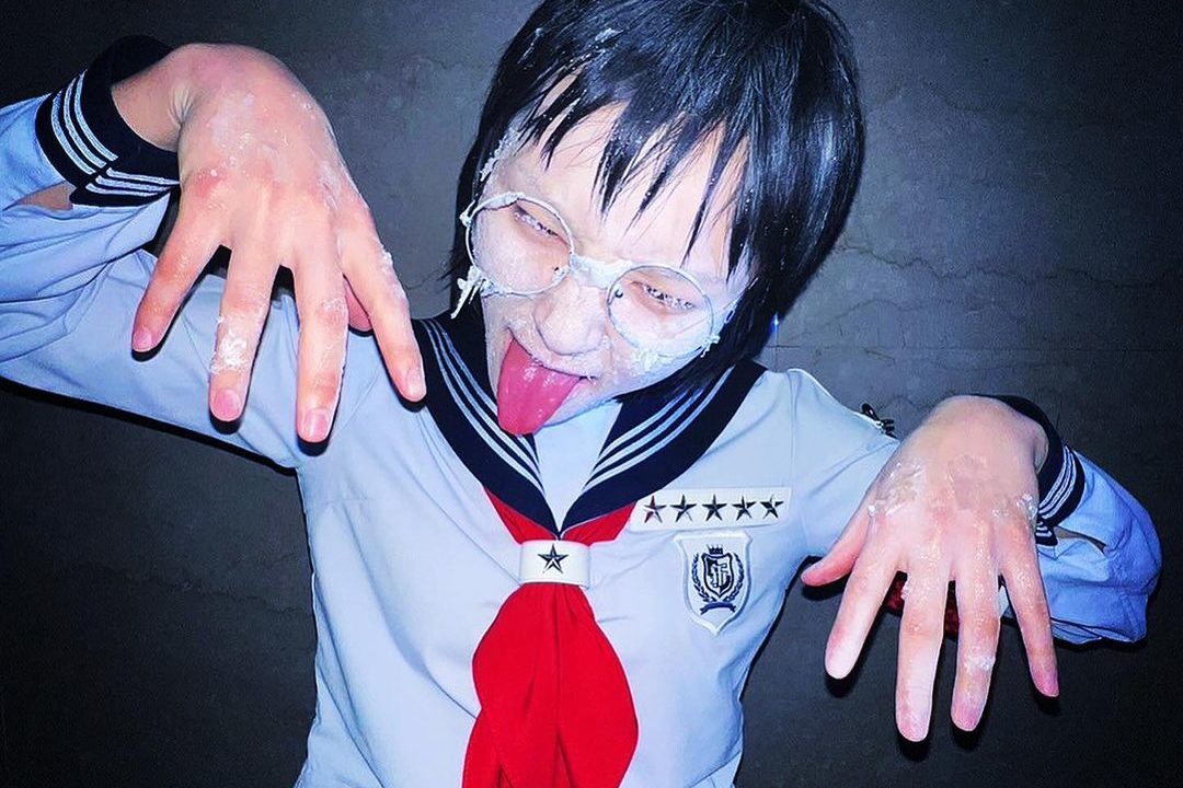 新しい学校のリーダーズ・SUZUKA、メガネがかわいい“おばけ”SHOT公開