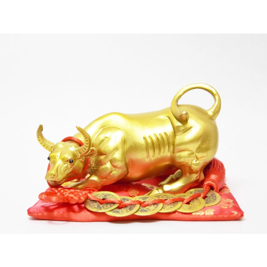 牛 置物 干支 丑年 六帝銭付き 赤座布団付き 風水 縁起物 黄銅製