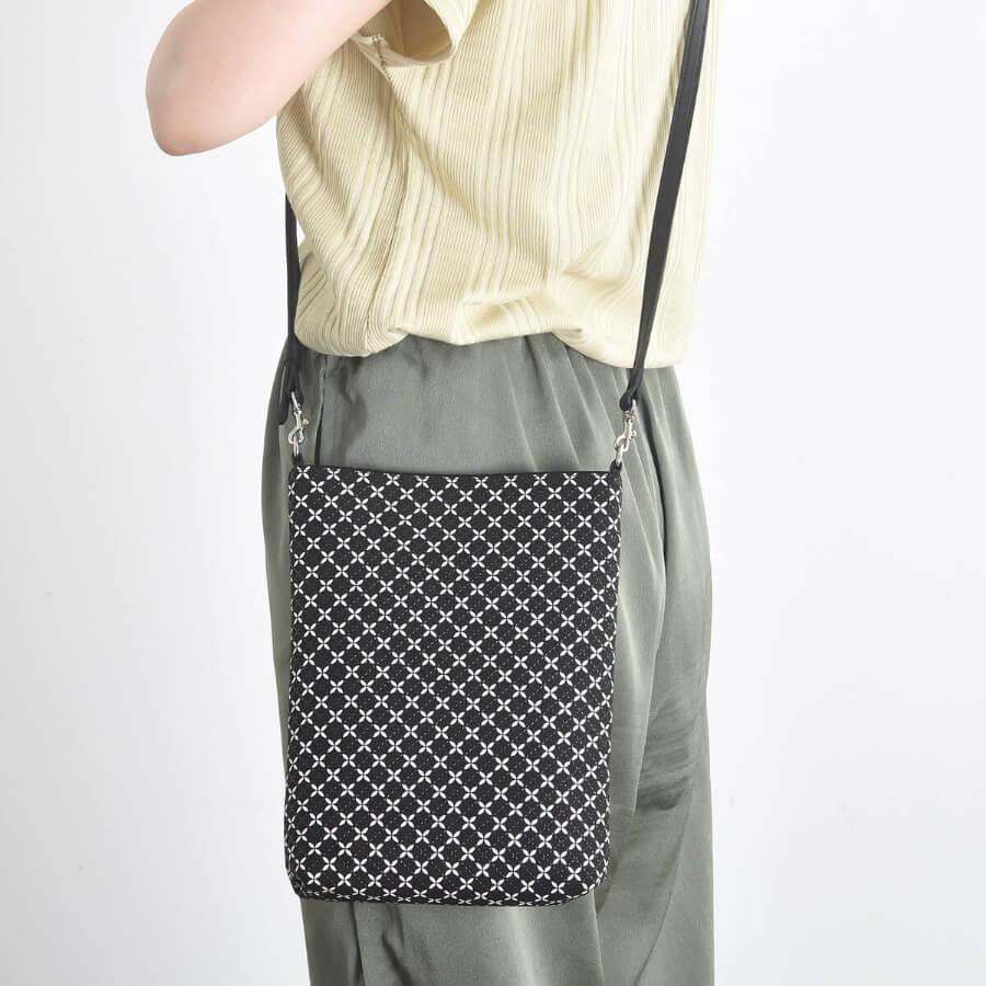 印傳屋（INDEN-YA） 卒業祝い ショルダーバッグ 印伝 8819 そよか