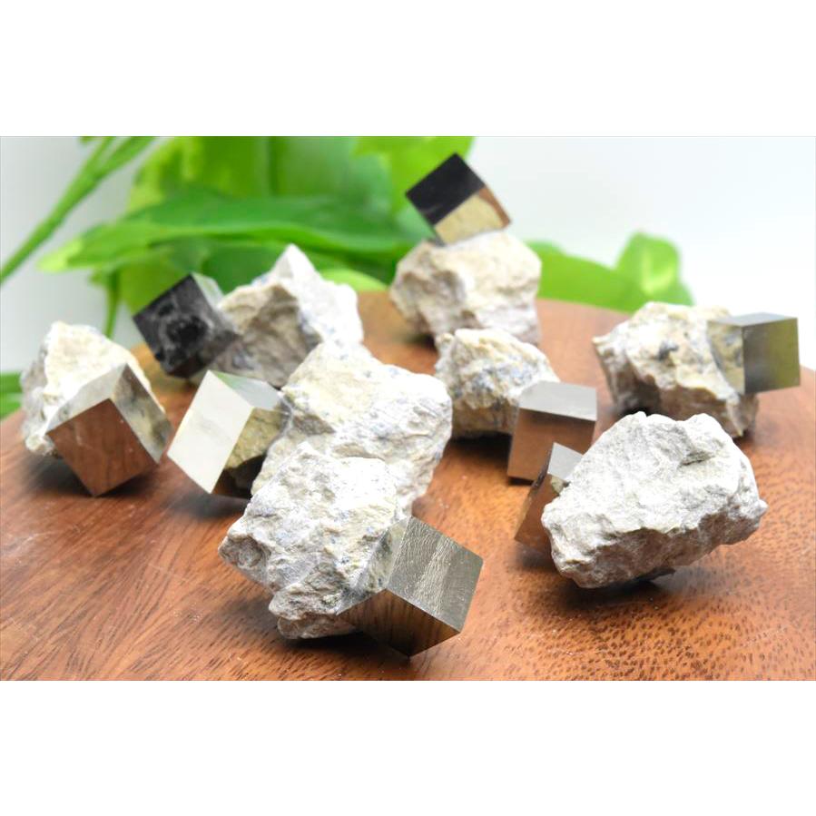 k*o様 カラーキュービックパイライト クラスター ☆台座付☆ 黄鉄鉱