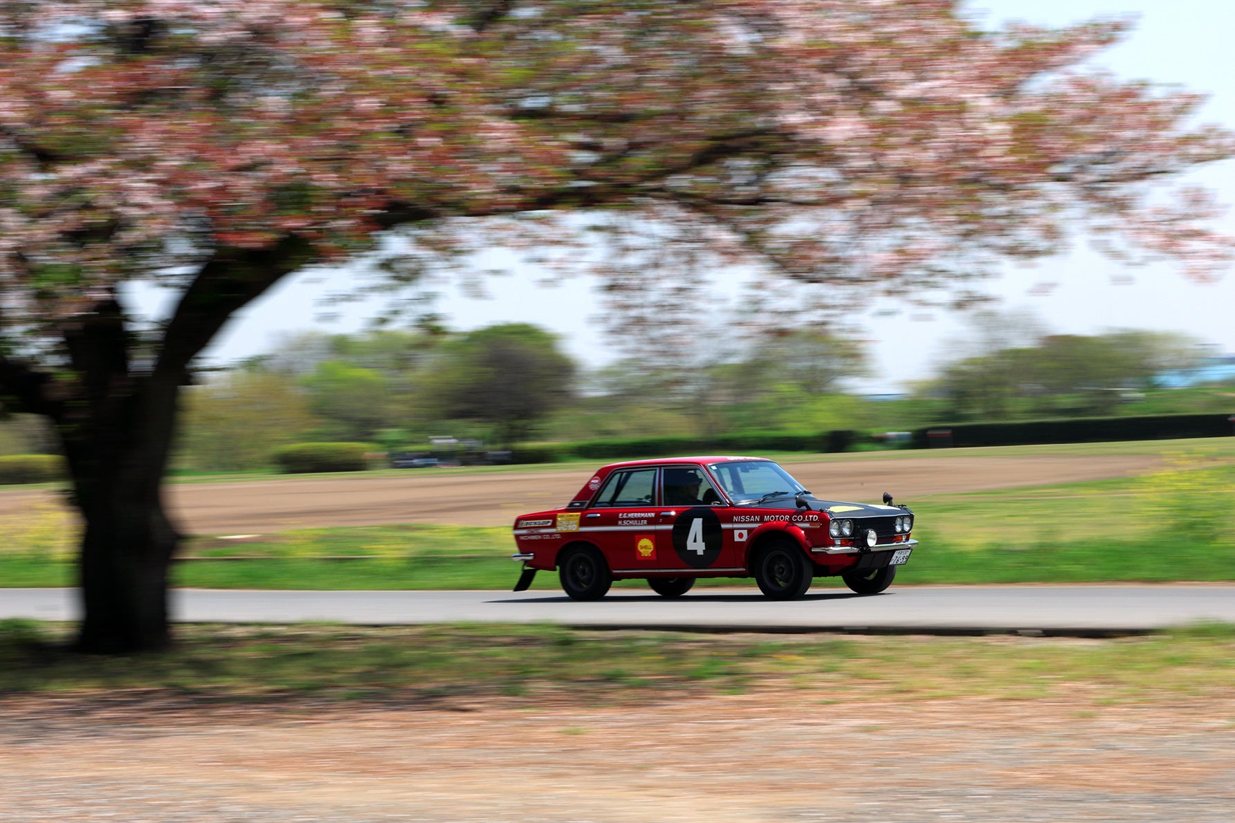日産ブルーバード（510型）のラリーレプリカの旧車レンタカーに試乗