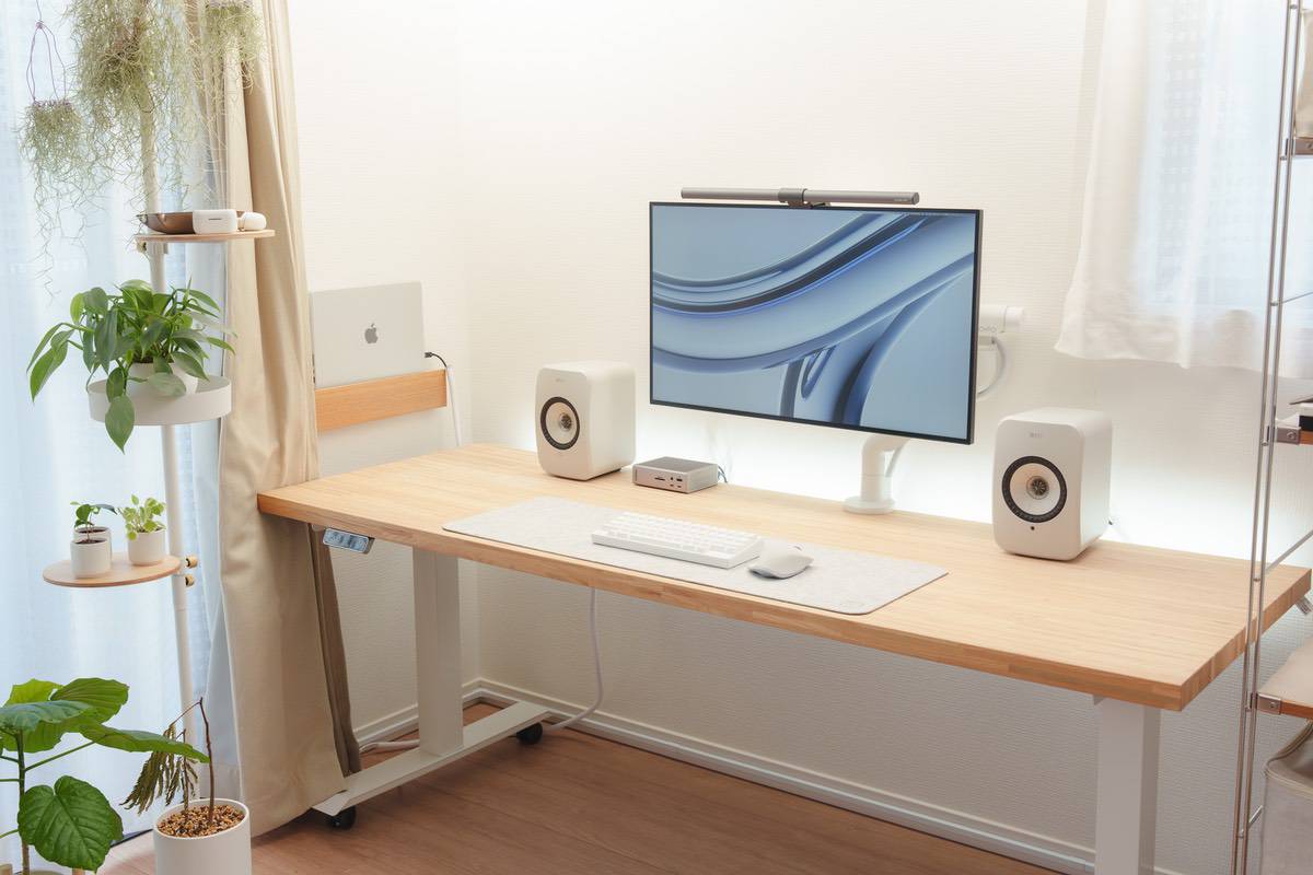 COFO 無重力モニタアーム Pro レビュー | ミニマルでマットなモニター