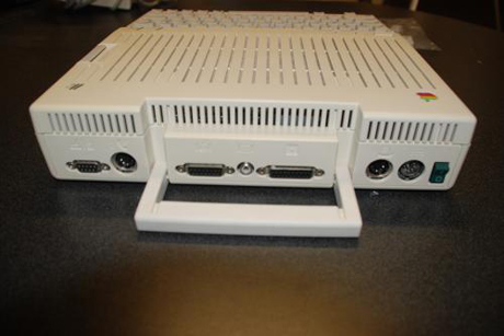 フォトレポート：分解、「Apple IIc」--フロッピードライブ内蔵の