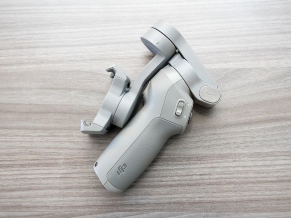 DJI、折りたためるスマートフォン用ジンバル「Osmo Mobile 3」発売