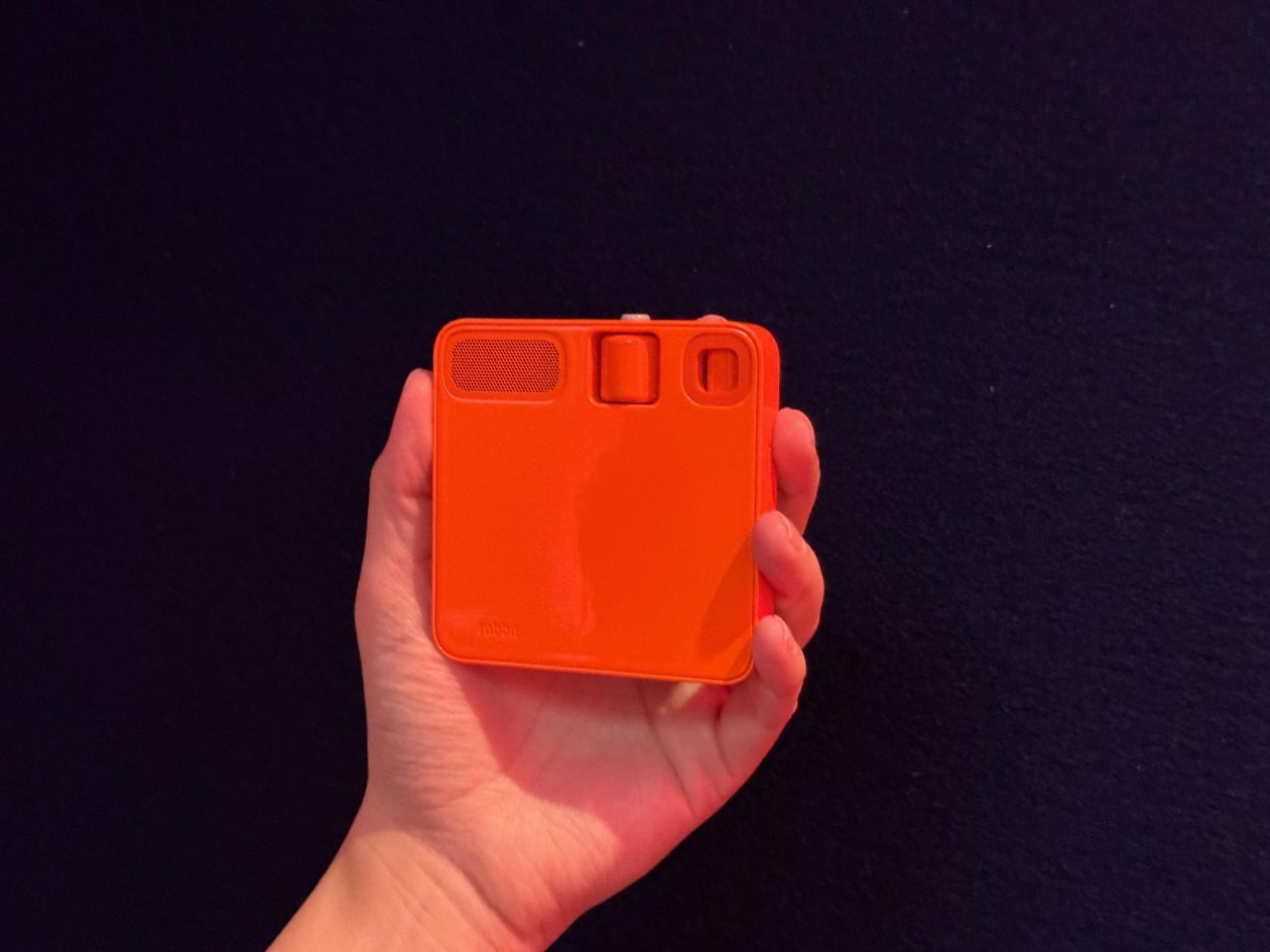 注目のAIデバイス「rabbit r1」をさっそく入手--箱の中身は？ - CNET Japan