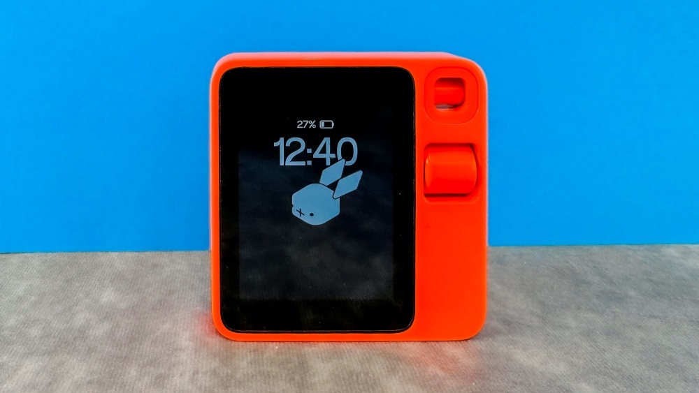 rabbit r1」レビュー（前編）--AI特化のデザイン、旅行ガイドとしての