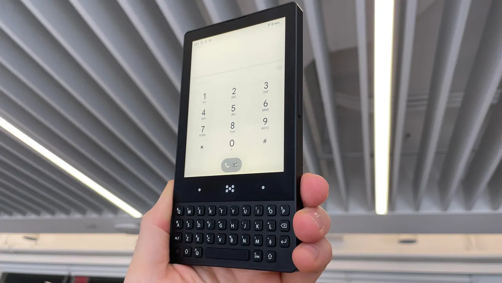 売りは「使いにくさ」--物理キーボード＆電子ペーパー搭載スマホ