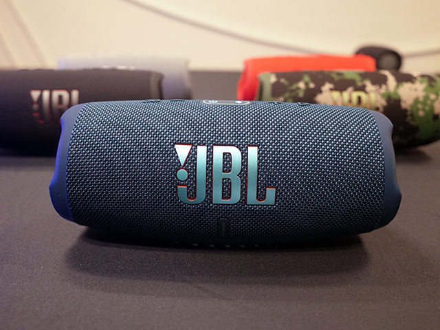 JBL、本格2ウェイスピーカー構成のポータブルスピーカー「JBL CHARGE 5