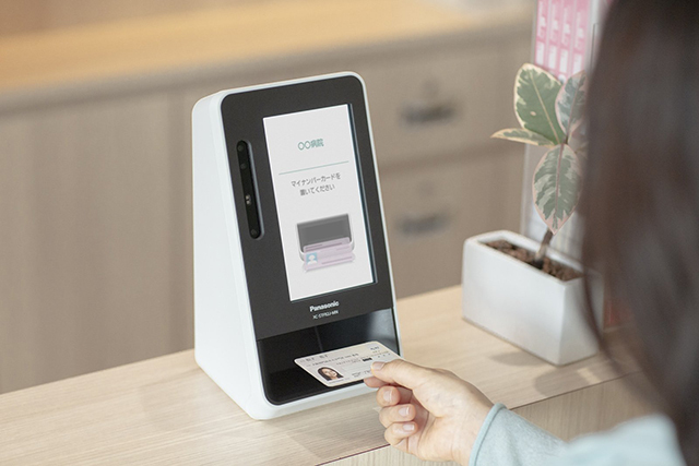 パナソニック「顔認証付きカードリーダー」を医療機関、薬局に導入
