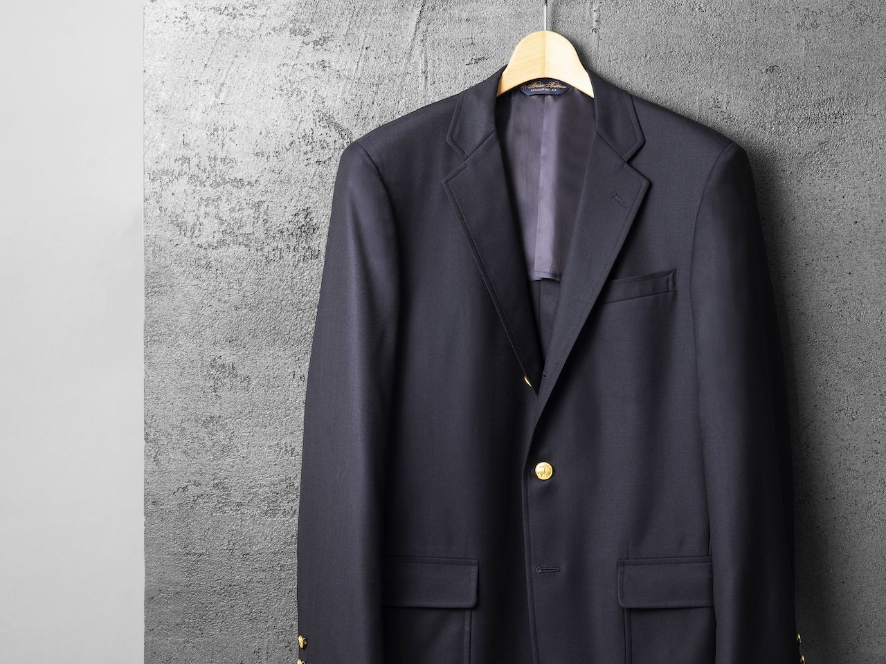 定番名品シリーズ】長く使える「ネイビーブレザー」を買うなら…正統派