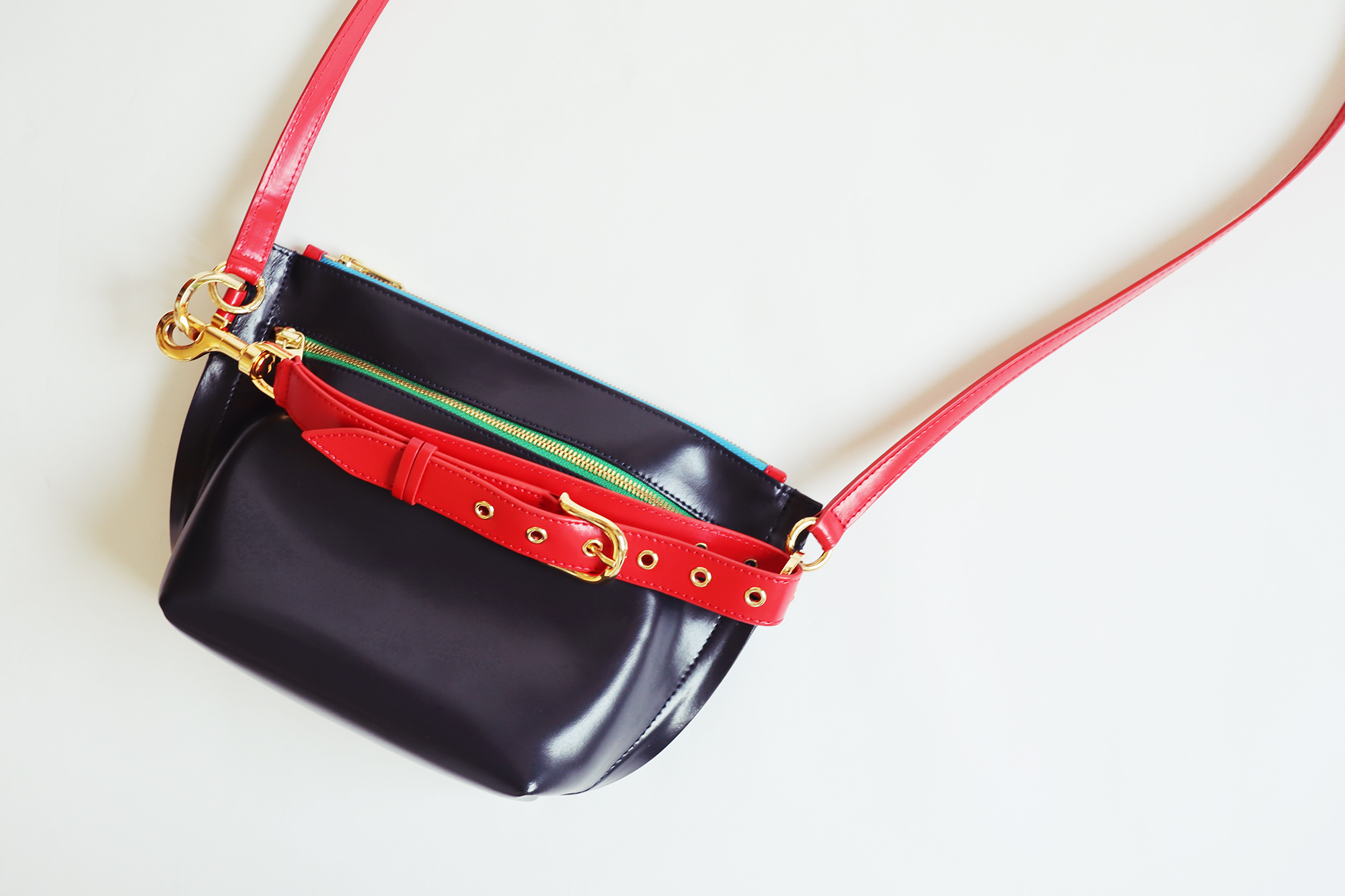 ショルダーにもクラッチにもハイブリッドデザイン『sacai（サカイ