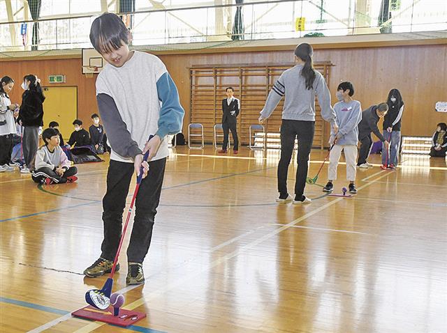 高志小5年生「スナッグゴルフ」体験 ゴルフ入門に 上越LCが用具寄贈
