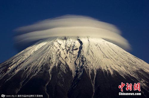 富士山頂に冠のような神秘的な雲現る --人民網日本語版--人民日報