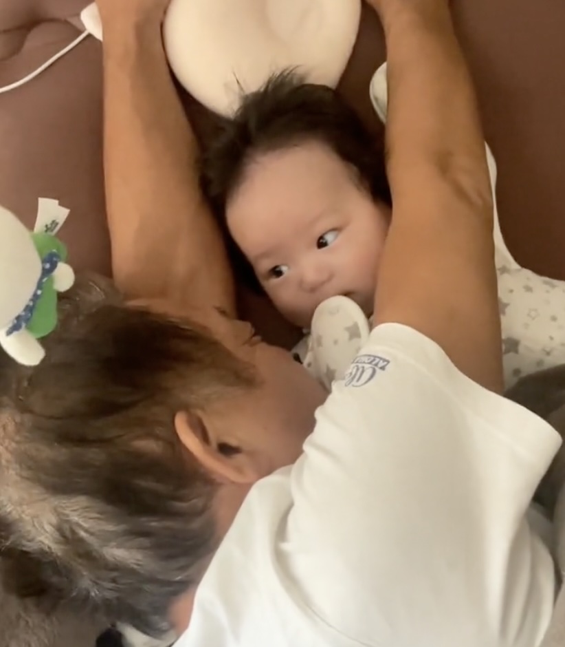 目が覚めたら隣にじぃじ!?」赤ちゃんの二度見に爆笑 「赤ちゃんも