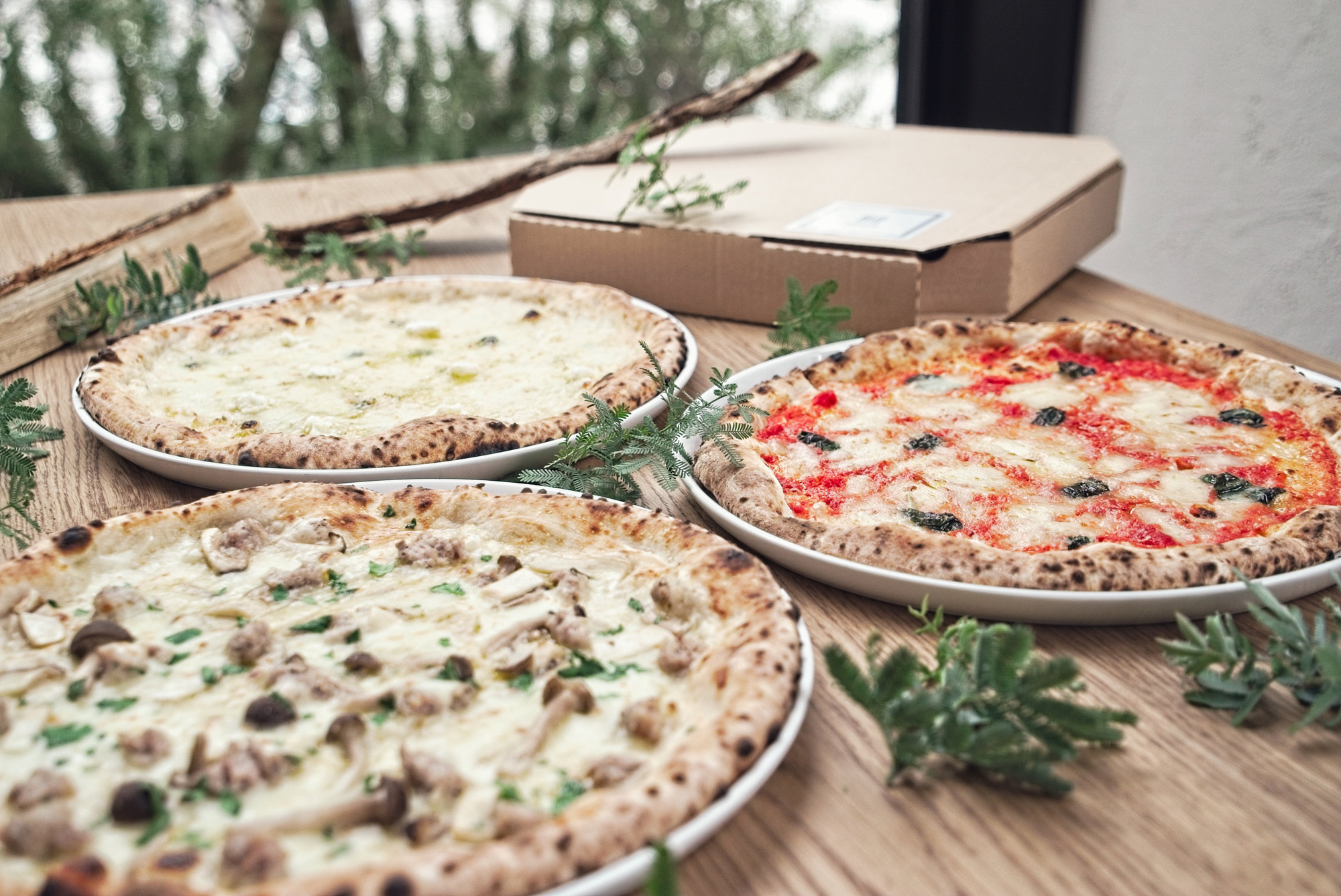 焼きたてを部屋で食べれる！薪窯ピッツァのテイクアウトサービスを