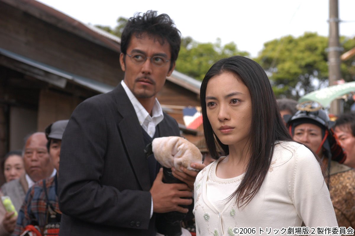 仲間由紀恵＆阿部寛が超常現象に挑む！迷コンビが「トリック」で見せた