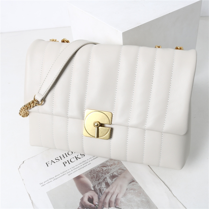 ホワイト レザー キルティング バッグ フラップ スクエア チェーン