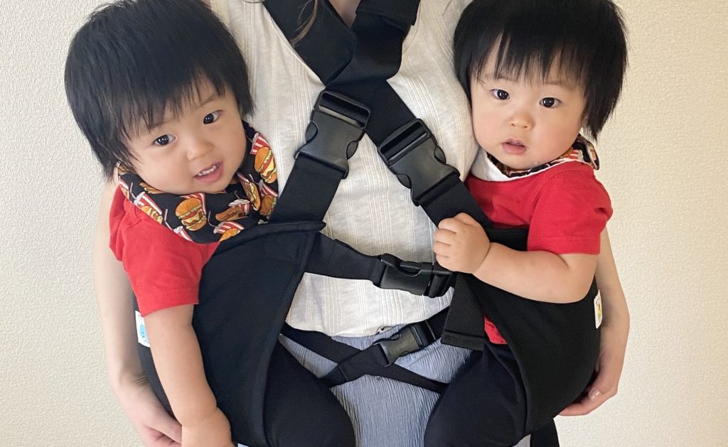 アンジュモ】1歳〜双子用抱っこ紐の使用 | 双子用抱っこ紐のアンジュモ