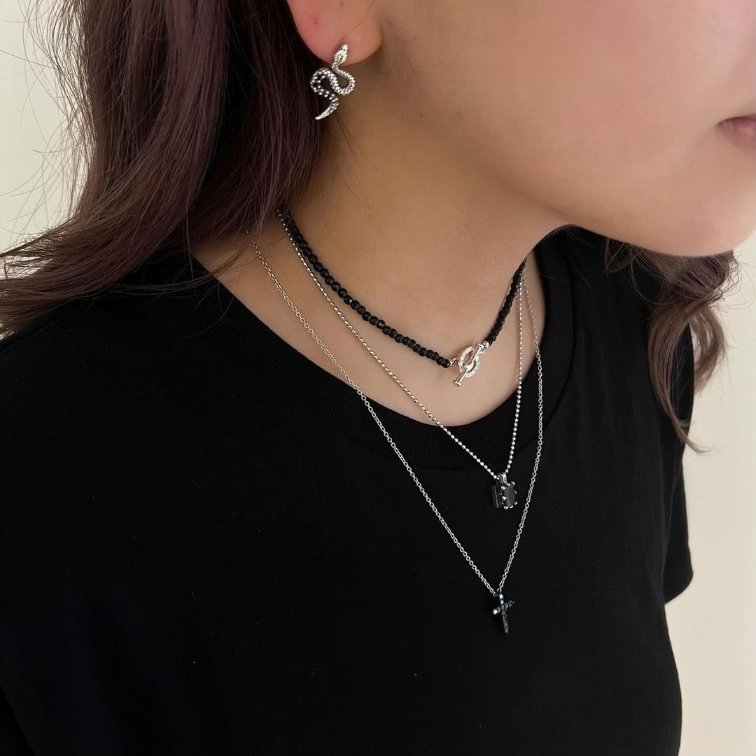 p104/【プラチナ仕上✧】白蛇ピアス シルバー925 神秘的 開運 スネーク