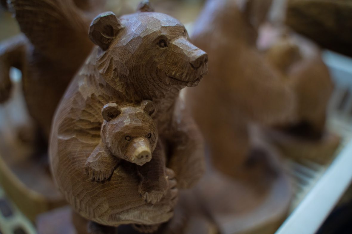 腹筋する木彫りの熊 好きで好きで彫り続けた伊藤さんの60年 - 上士幌