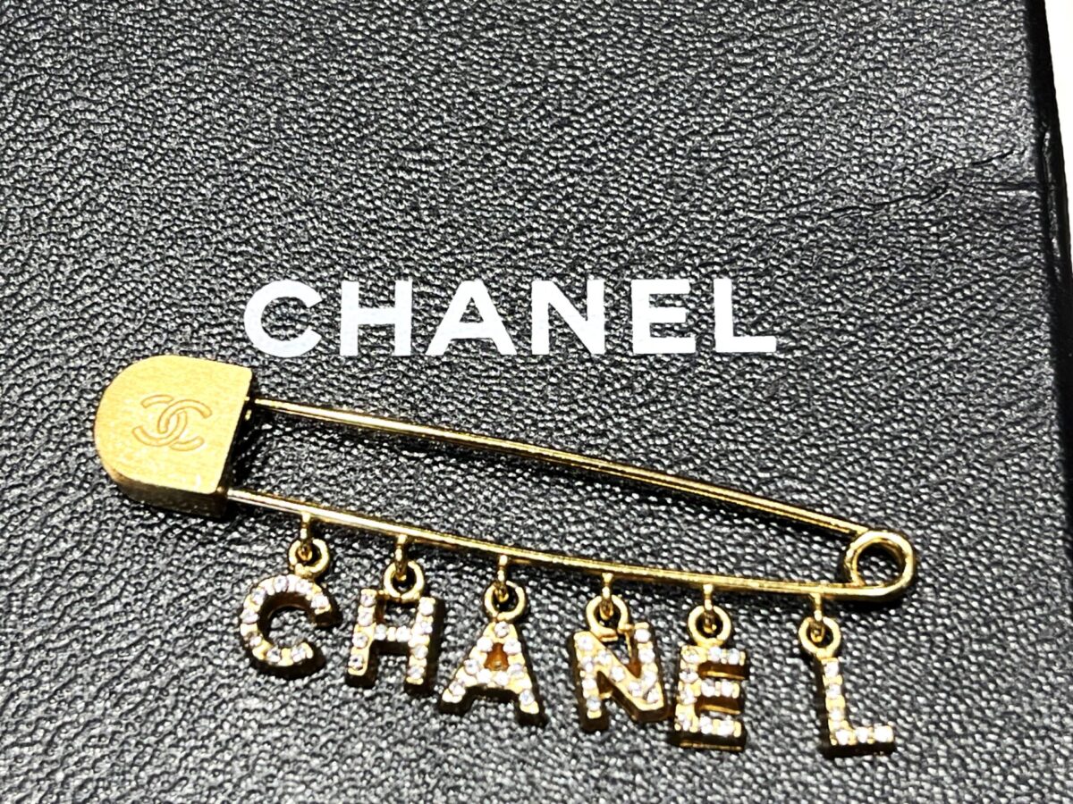 シャネル ラインストーン 安全ピンブローチを高く売る方法！相場と査定
