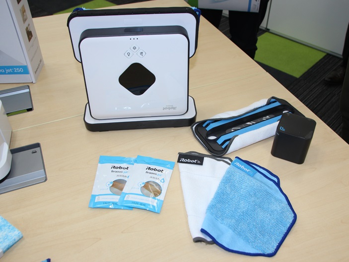 床拭きロボット「ブラーバ」に専用洗剤付きの新モデル ～価格は