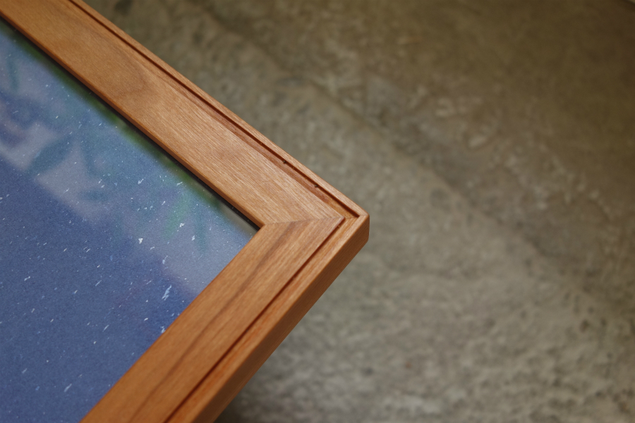 子どもの版画作品を「宇宙」をイメージして創る、絵本のような額縁