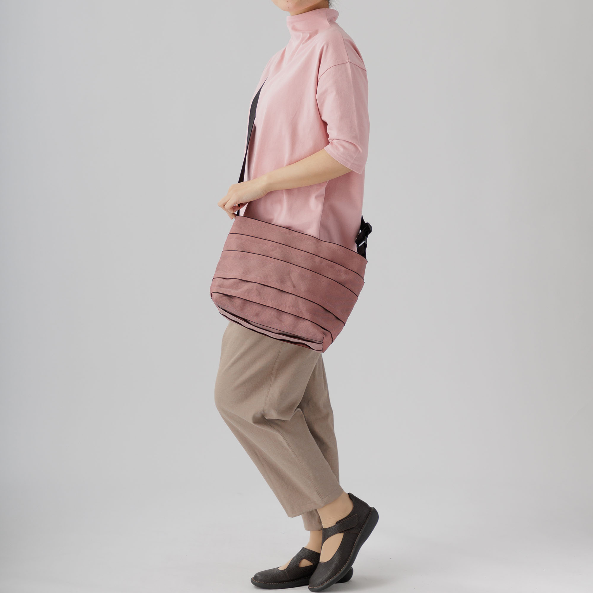 多彩なポケットのショルダーバッグ(大)5411-2 Series | かぐらやONLINE