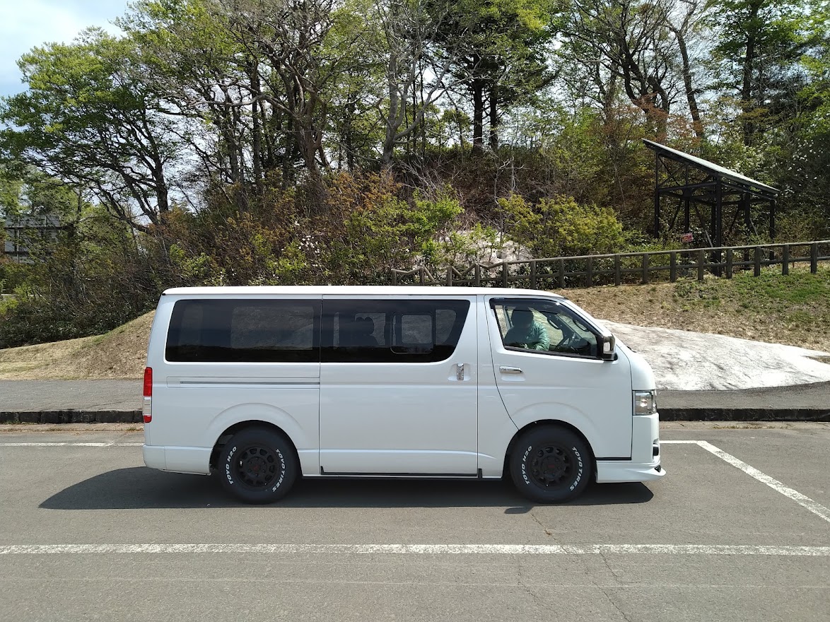 ハイエースバンにGENBハイトダウンブロックキット（1.0インチ/-25ミリ