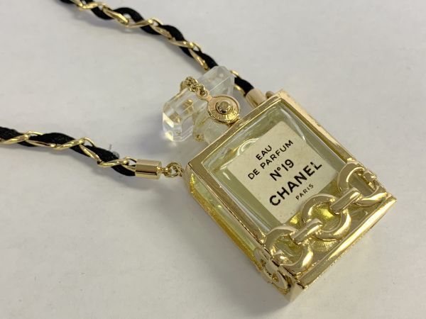 CHANEL:香水瓶:No.19:ネックレス】のアクセサリー買取実績|出張買取