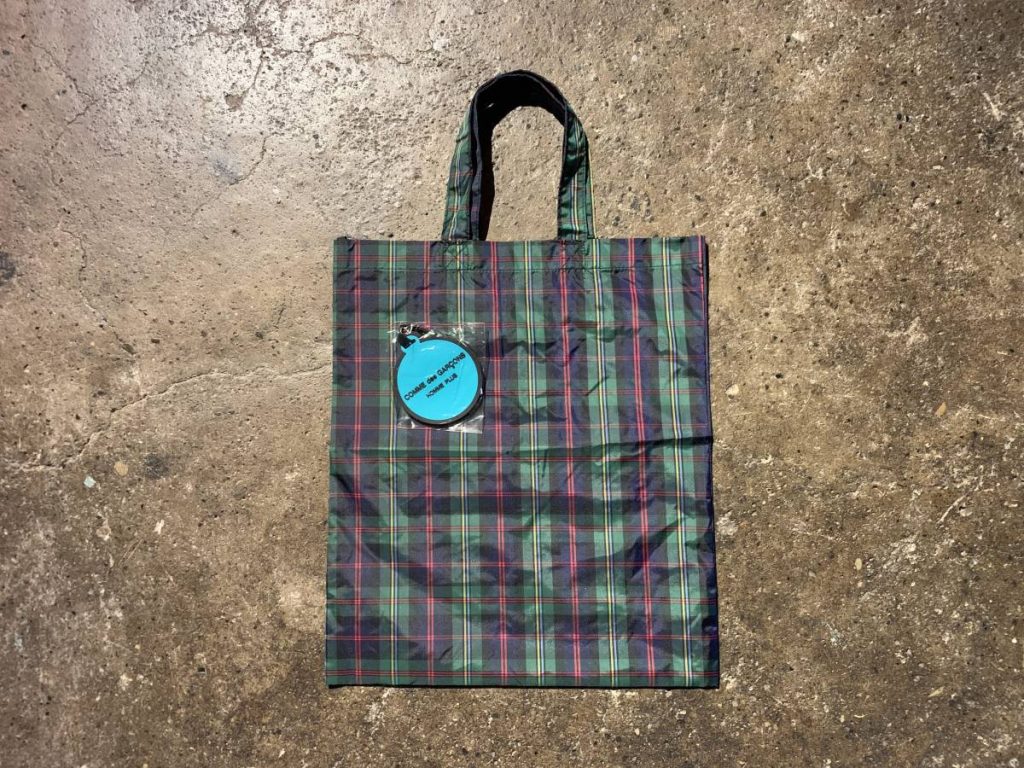 コムデギャルソン チャーム付き ナイロンチェックトートバッグ “COMME