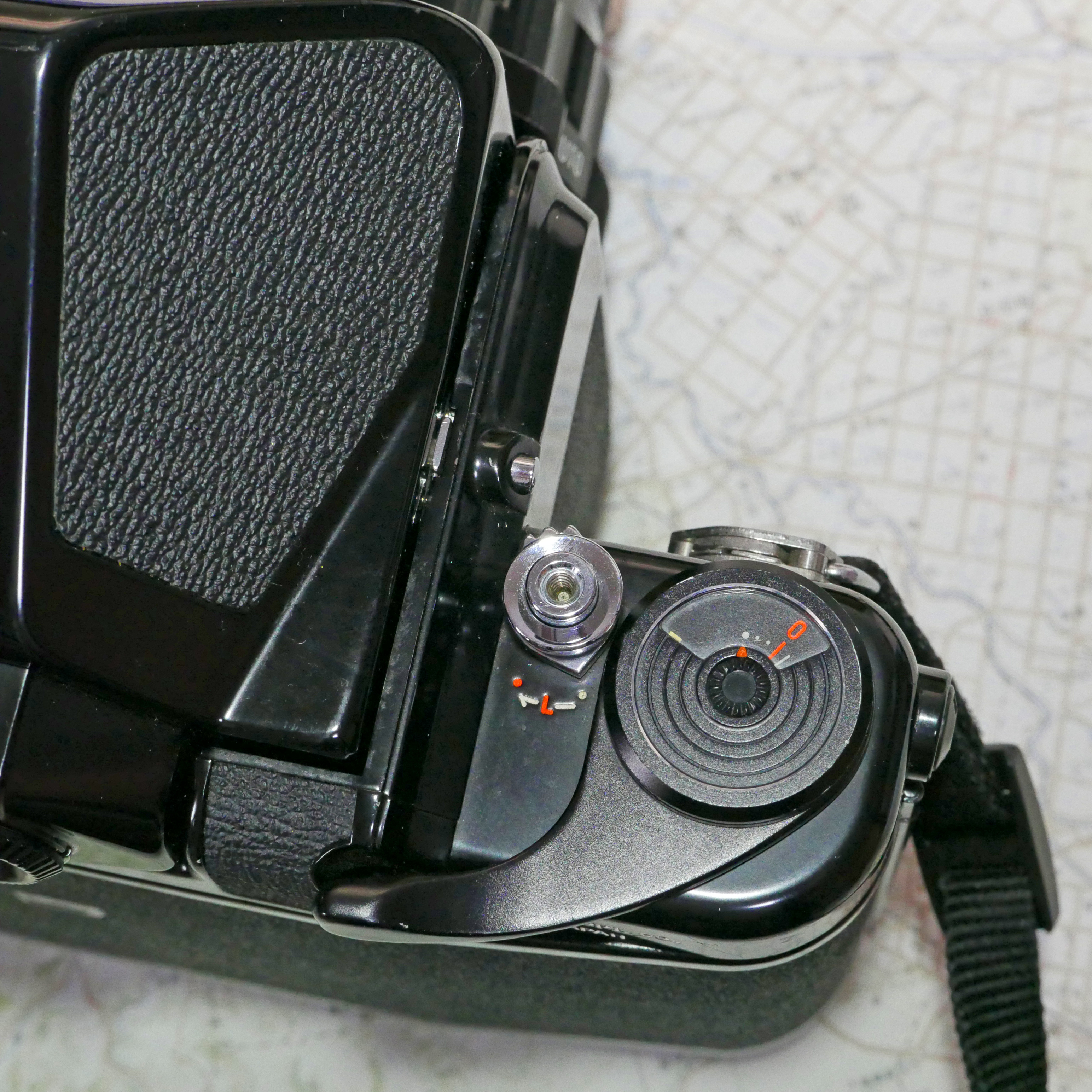 PENTAX67（6×7）いわゆるバケペン、アイレベルファインダーのデカさが