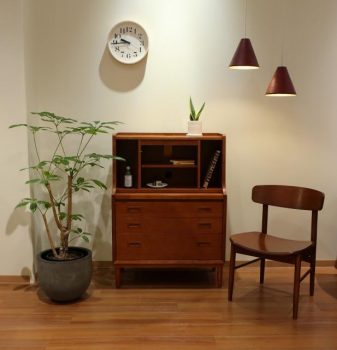 機能性を備えた憧れの「ライティングチェスト」 – カリモク60