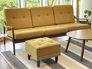どこか懐かしい独特な風合いの張地「マスタードイエロー」 – カリモク