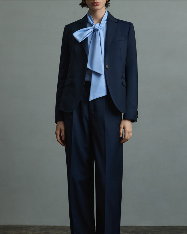 美しいシルエットなレディースクラシックスーツはオーダースーツの