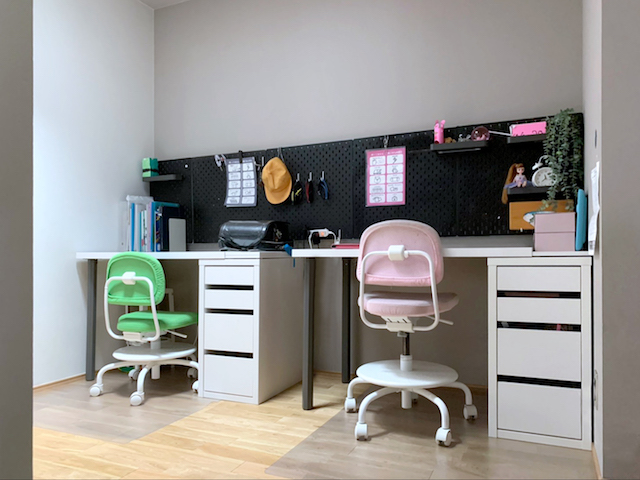 予算1人1万円！IKEAの“テーブルトップ＋脚“で子ども2人分の学習机を