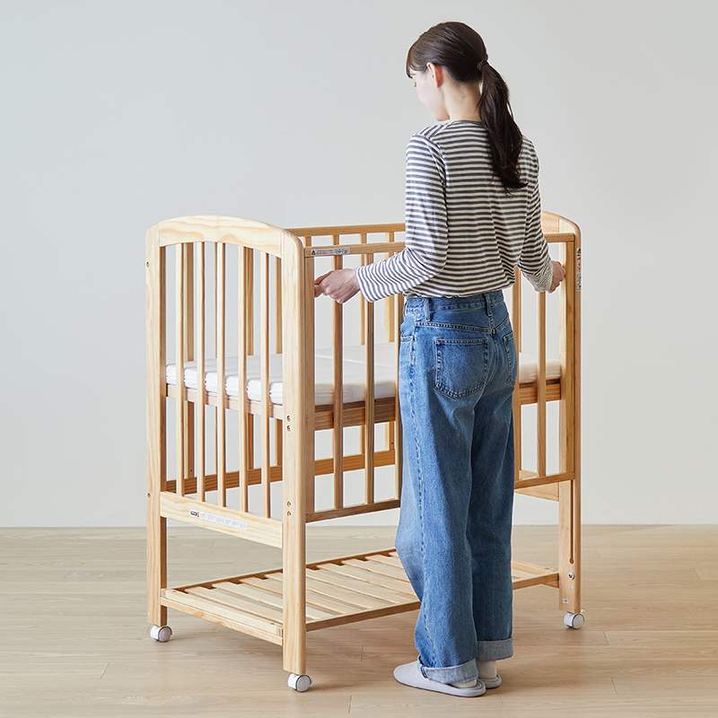 屈まずに赤ちゃんのお世話ができるハイポジション ベビーベッド